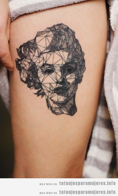 Tatuaje de mujer, cara de Marilyn Monroe geométrica