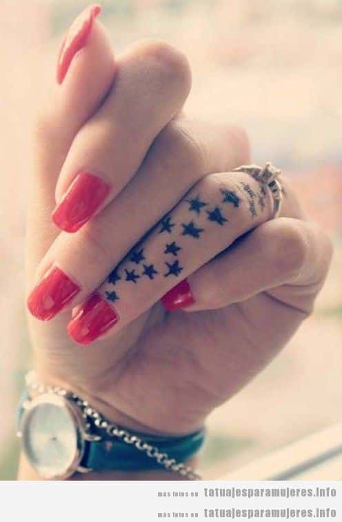 Tatuaje para mujer, estrellas en el dedo de la mano