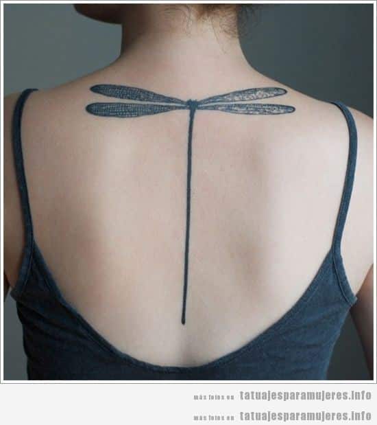Tatuaje para mujeres, una libélula en la espalda