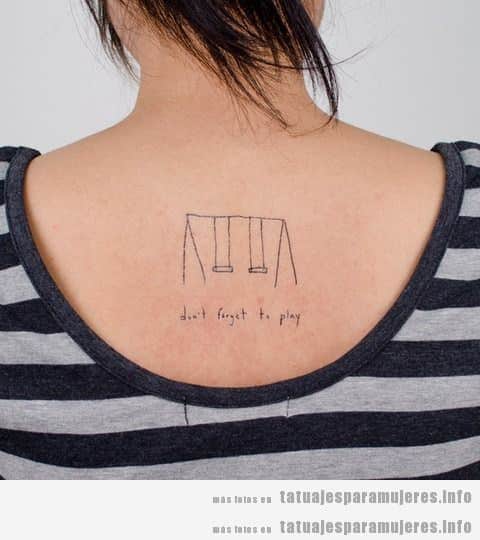 Tatuaje de un columpio en la espalda