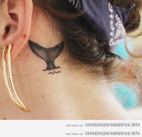 Tatuaje para chicas, cola de ballena detrás de la oreja