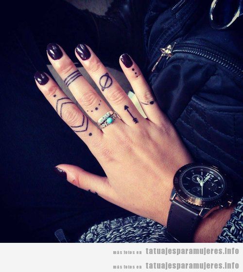 Tatuajes pequeños para chicas en los dedos de la mano