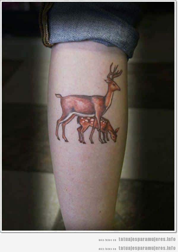 Tatuaje bonito cierva y su cervatillo en la pierna
