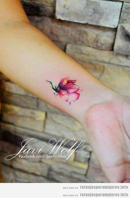 Tatuaje flor efecto acuarela para mujer en la muñeca