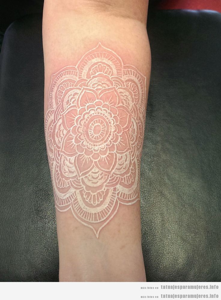 Tatuaje para mujeres, mandala blanco en el brazo
