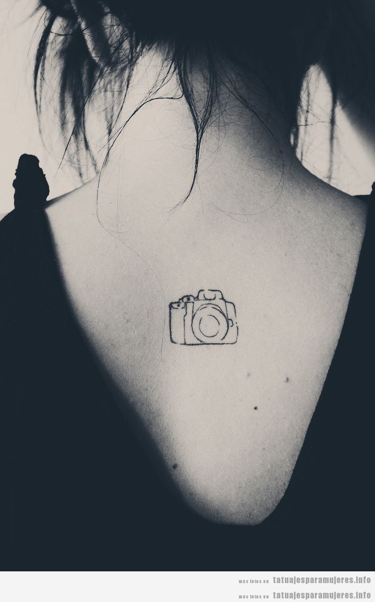 Tatuaje para chicas. cámara de fotos en la espalda