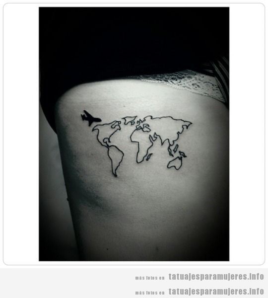Tatuaje mujer costado, mapa del mundo con avión