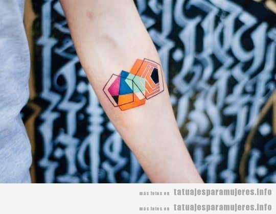 Tatuaje para mujer, pentágonos de colores by 23 Dogma