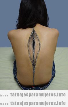 Tatuaje mujer original cremallera en la espalda
