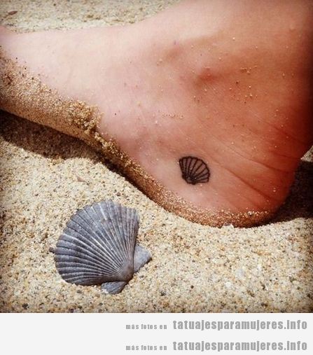 Tatuaje de una concha pequeña en el tobillo