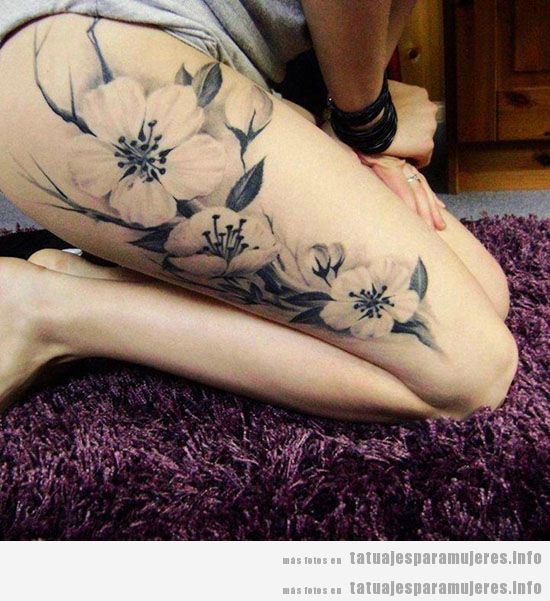 Tatuaje mujer, flores de almendro grandes en el muslo