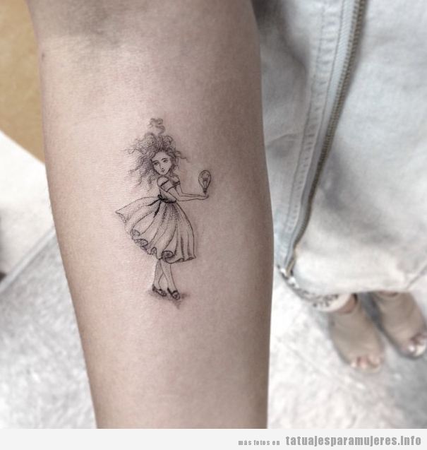 Tatuaje niña antigua con bombilla en la mano