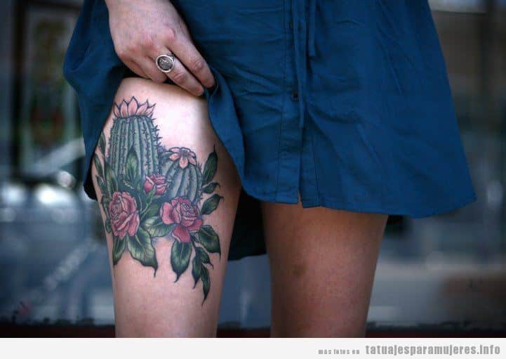 Tatuaje flores y cactus en el muslo