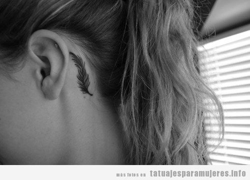 Tatuaje de para mujer de pluma detrás de la oreja