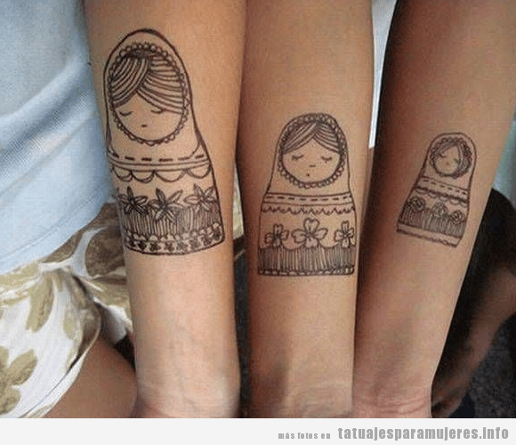 Tatuaje grupo mujeres, tres muñecas matrioskas