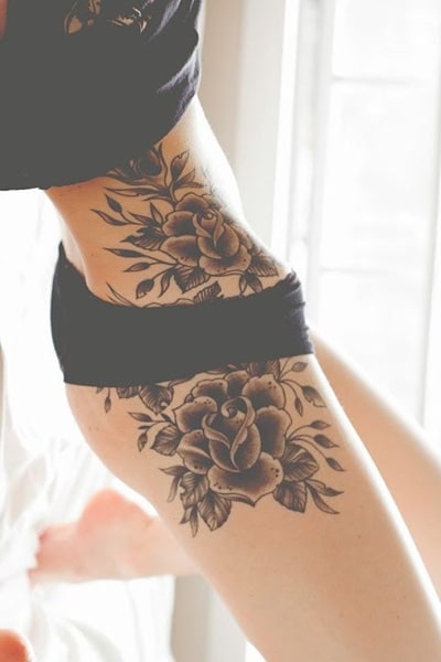 Tatuaje sensual rosas en la cadera