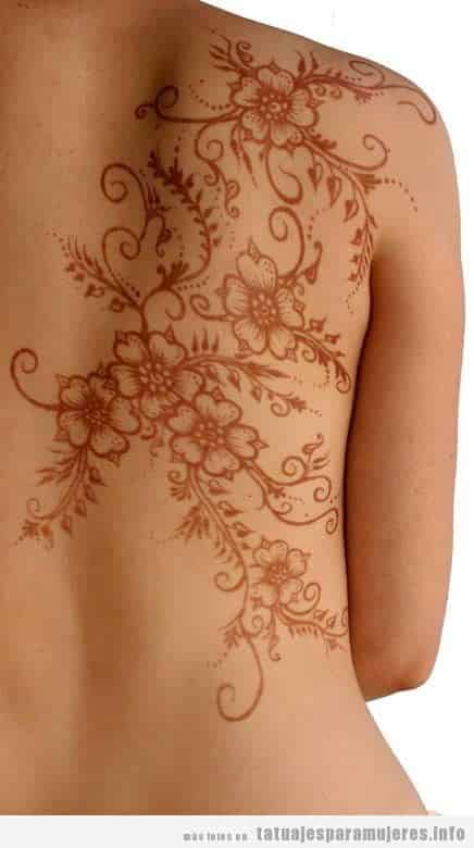 Tatuaje tem poral henna en espalda