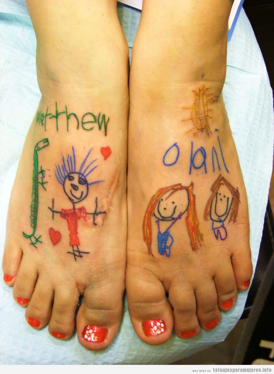Mujer con un tatuaje en los pies del dibujo de su hijo pequeño
