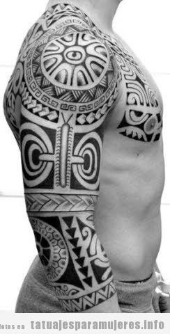Tatuaje maorí  brazo, pecho, hombro y espalda