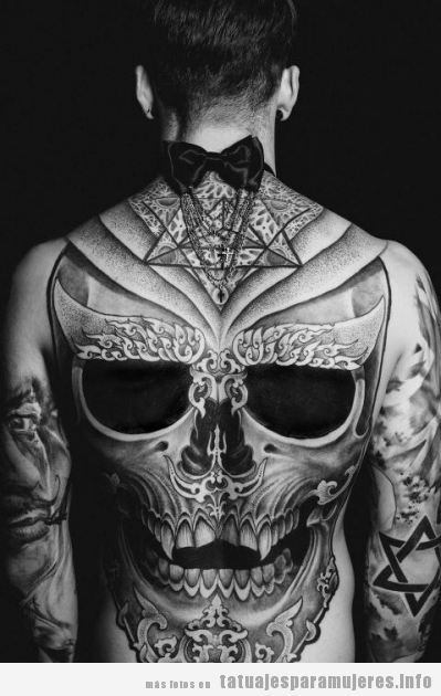 Tatuaje calavera grande espalda para hombre