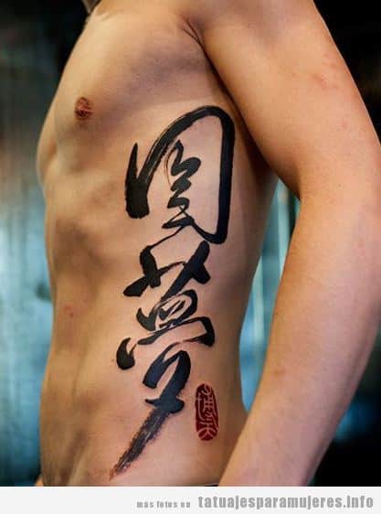 Tatuaje letras japonesas costillas para hombre