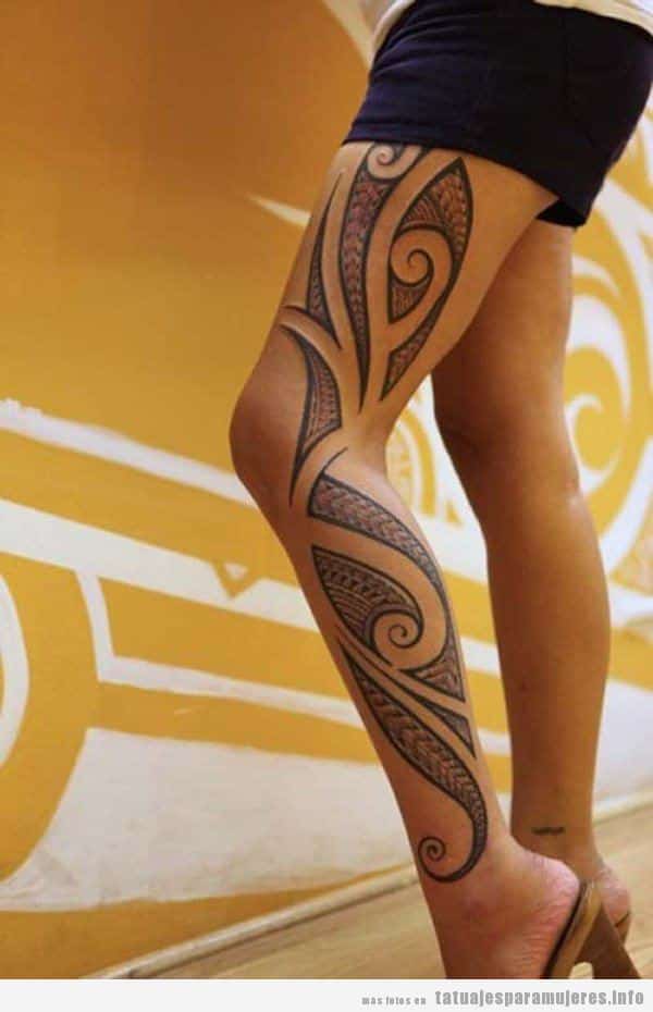Tatuaje maorí para mujer en el lateral de la pierna