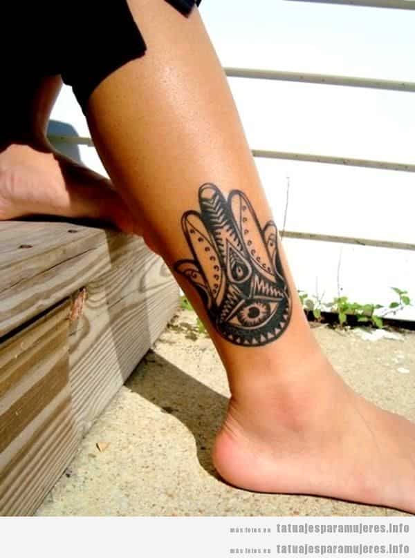 Tatuajes mujer hamsa o mano Fátima en pierna