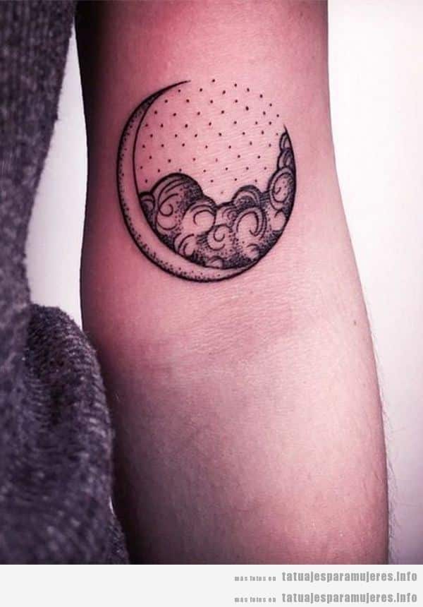 Tatuaje mujer media luna con nube y estrellas