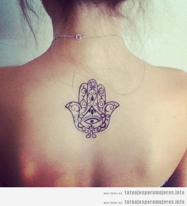 Tatuajes mujer hamsa o mano Fátima en espalda