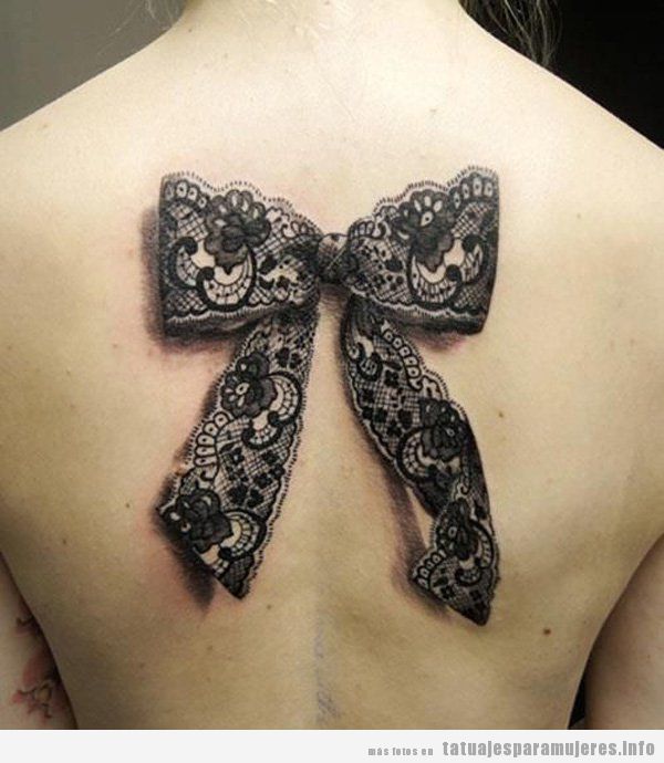 Tatuajes para mujer, lazo puntilla en espalda