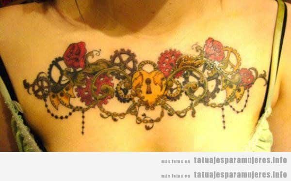 Tatuajes steampunk en el pecho para mujeres