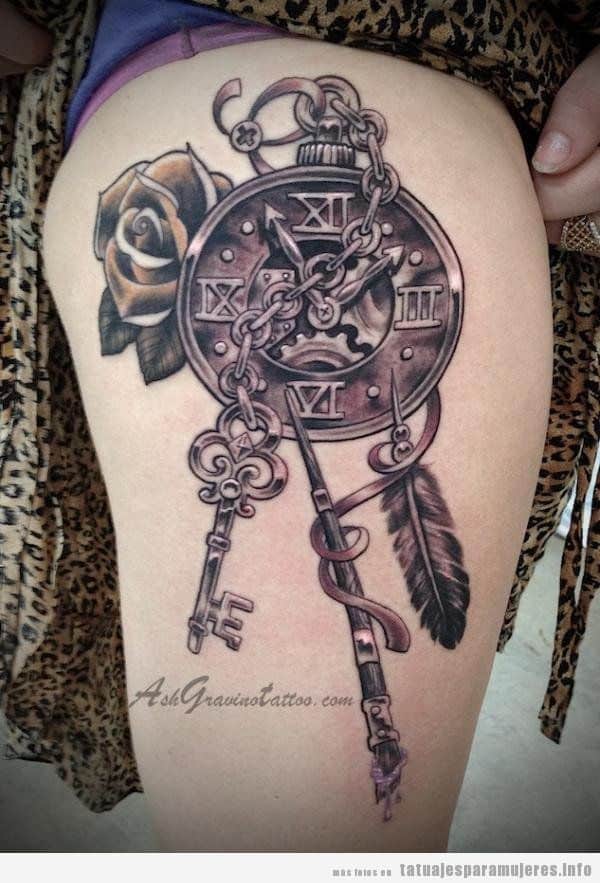 Tatuajes steampunk mujeres, reloj con llaves