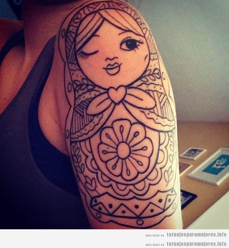Tatuajes muñeca rusa matrioska para mujer en hombro 4
