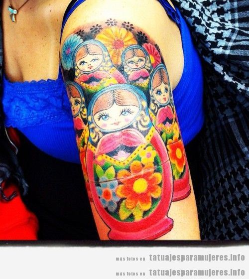 Tatuajes muñeca rusa matrioska para mujer en hombro 2