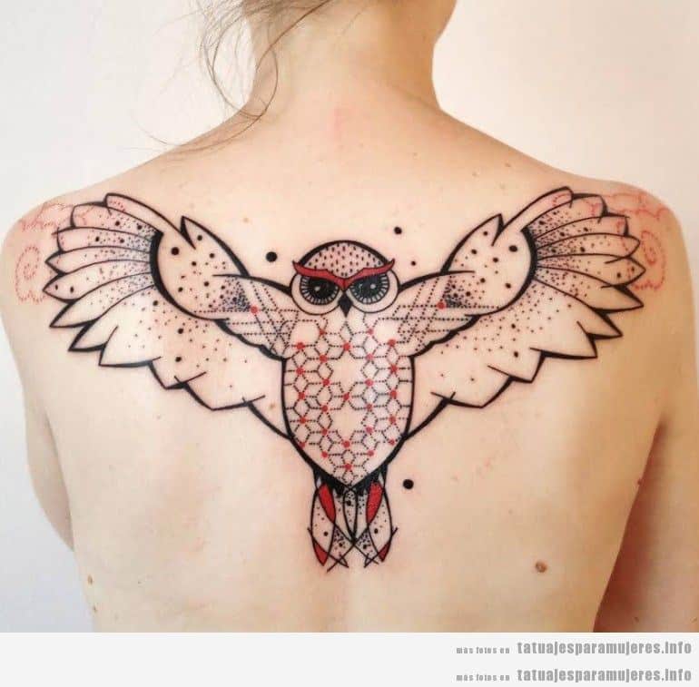 Tatuaje búho para mujer en la espalda