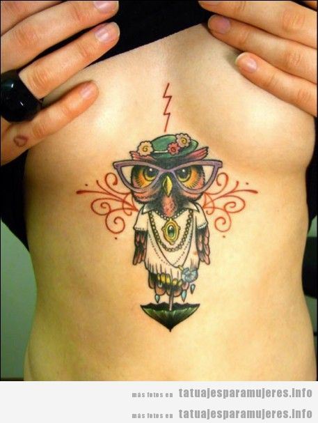 Tatuaje búho para mujer debajo de los pechos