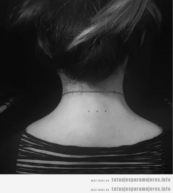 Tatuajes mujer pequeños puntos en nuca
