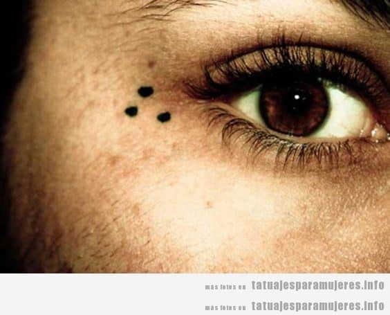 Tatuajes mujer pequeños puntos al lado del ojo