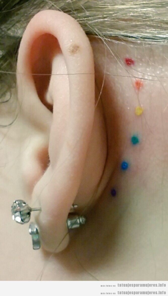 Tatuajes mujer pequeños puntos en antebrazo detrás oreja