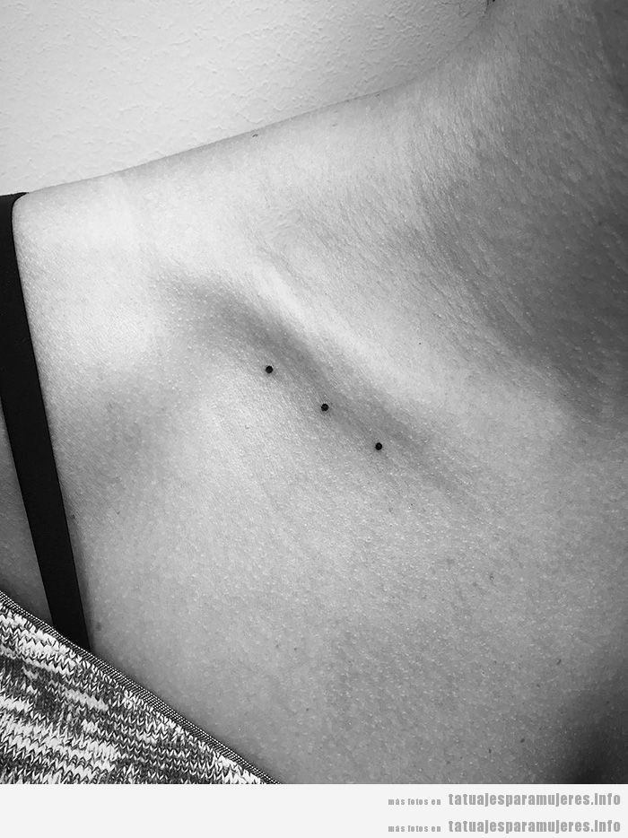 Tatuajes mujer pequeños puntos en antebrazo clavícula