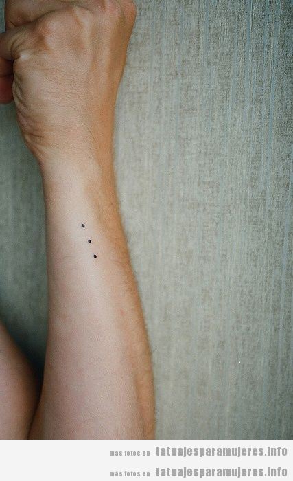 Tatuajes mujer pequeños puntos en antebrazo