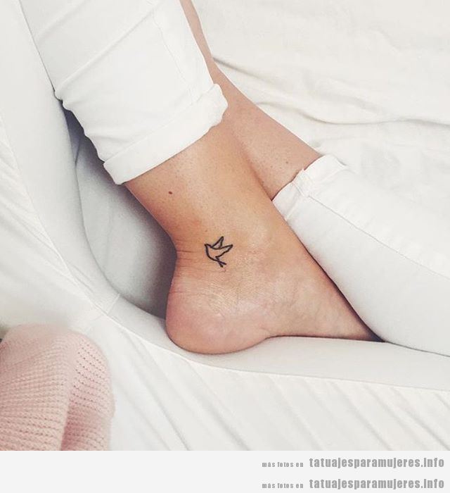 Tatuajes mujer paloma de la paz en el tobillo