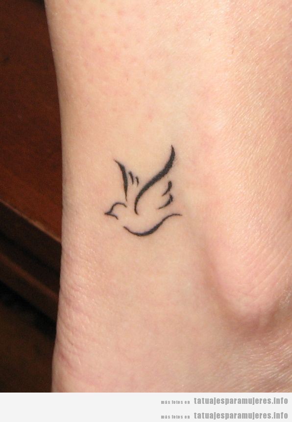 Tatuajes mujer paloma de la paz en el tobillo 3