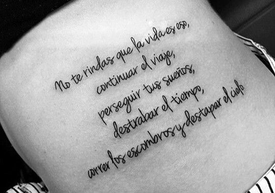 20 Tatuajes para mujeres con frases en español sobre la vida