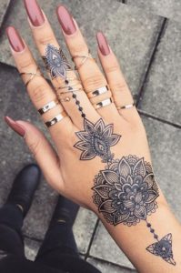 Tatuaje mandala mano y dedos mujer