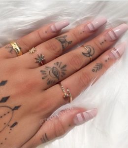 Tatuajes mujer símbolos dedos