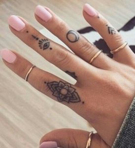 Tatuajes mujer símbolos dedos 2
