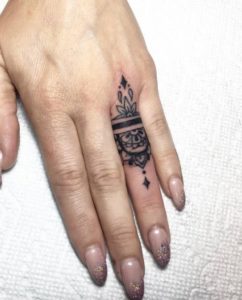 Tatuajes mujer anillos