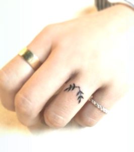 Tatuajes mujer anillos 3