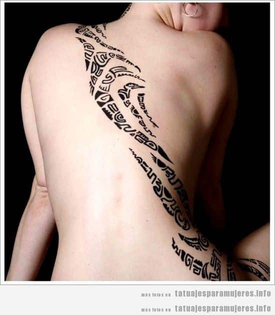 Tatuaje maorí para mujer en la espalda